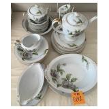 L - 40 PIECES ROSELYN CHINA DISHWARE (G72)