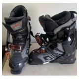M - PAIR OF APEX SKI BOOTS (G20)