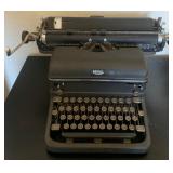 M - VINTAGE ROYAL MANUAL TYPEWRITER (H15)