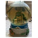 M - HOLLYWOOD WATER GLOBE (H8)