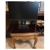 O - 24" HP MONITOR & SMALL TABLE (A108)