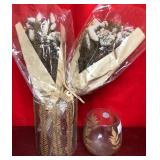 43 - NEW WMC DRIED FLOWERS & 2 VASES (M169)