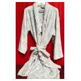 43 - NEW WMC SHIRALEAH PLUSH BATHROBE SIZE S (M3)
