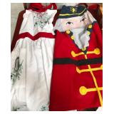 43 - NEW WMC LOT OF 2 KITCHEN APRONS (R96)