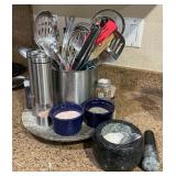 W - LOT OF KITCHEN UTENSILS (K27)