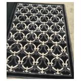 W - BLACK AND WHITE MODERN RUG 84X60" (A25)