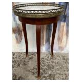 11 - VINTAGE ROUND SIDE / ACCENT TABLE