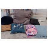 375 - MIXED LOT OF ACCENT PILLOWS (O31)