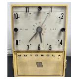 N - VINTAGE MOTOROLA CLOCK RADIO (N126)