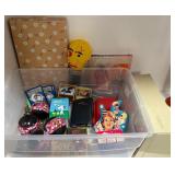 N - MIXED LOT COLLECTIBLE TOYS & CARDS (N163)