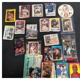 N - MIXED LOT OF COLLECTIBLE SPORTS CARDS (N130)