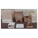 11 - MIXED LOT OF BATHROOM DECOR ITEMS