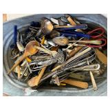 T - MIXED KITCHEN UTENSIL LOT (L84)