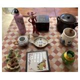 T - MISCELLANEOUS DECORATIVE CERAMIC ITEMS