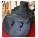 T - BLACK LEATHER MOTORCYCLE SADDLEBAG (L128)