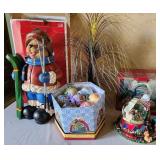 B - CHRISTMAS DECOR & ORNAMENTS LOT (E12)