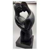 P - COUPLE HOLD EACH OTHER IN LOVE SCULPTURE