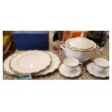 P - MIKASA  PLATTERS & MORE