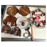 43 - NEW WMC HOLIDAY COOKIE CUTTERS, PLATES (A84)