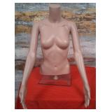 11 - FEMALE TORSO MANNEQUIN (R68)