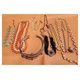 436 - MIXED LOT OF COSTUME JEWELRY (H64)