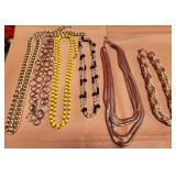 436 - LOT OF SIX COSTUME JEWELRY NECKLACES (H61)