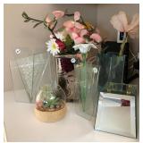 Q - MIXED LOT OF VASES, FAUX FLOWERS (K7)