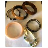 R - MIXED LOT OF COSTUME JEWELRY BRACELETS (J37)