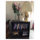 R - BOOKCASE, TABLE LAMP, VASES & BOOKS (M7)