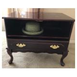 R - QUEEN ANNE STYLE NIGHTSTAND & HAT (M11)