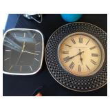 Q - LOT OF TWO CLOCKS (M37)