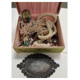 700 - VICTORIAN JEWELRY BOX WITH CONTENTS (E194)