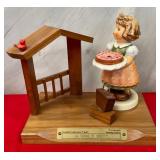 N - GOEBEL COLLECTORS CLUB HUMMEL FIGURINE (A39)