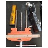 F - TARILER HITCH, WOODWORKER'S VISE (G39)