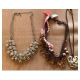 M - LOT OF COSTUME JEWELRY NECKLACES (J58)
