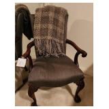 V - VINTAGE ARM CHAIR WITH WOOD DETAILS(B5)