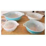 V -  VINTAGE PYREX DISHES