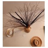 V - STRAW HATS, DECOR VASE (D6)