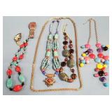 444 - MIXED LOT OF COSTUME JEWELRY NECKLACES (E48)