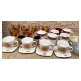 431 - MIXED LOT OF MUGS, CUPS & SAUCES, GLASSWARE