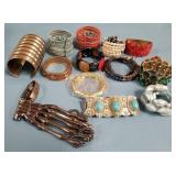 444 - LOT OF COSTUME JEWELRY BRACELETS (E33)