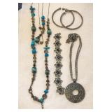431 - MIXED LOT OF COSTUME JEWELRY (A88)
