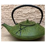 431 - VINTAGE CAST IRON TEAPOT (A25)
