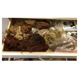 F - MIXED LOT OF HAIR PIECES/ WIGLETS (M69)