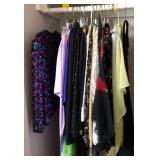 F - MIXED LOT OF WOMEN'S CLOTHING VAR SIZES