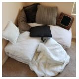 F - LOT OF KING BED LINENS & PILLOWS (Z4)