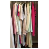 F - MIXED LOT OF WOMEN'S CLOTHING (M68)