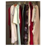 F - MIXED LOT OF WOMEN'S CLOTHING (M66)