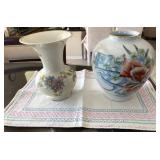 F - LOT OF TWO PORCELAIN VASES & TABLE LINEN (A83)