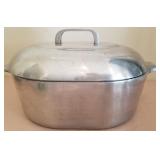 F - 8-QT MAGNALITE DUTCH OVEN WITH LID (A126)
